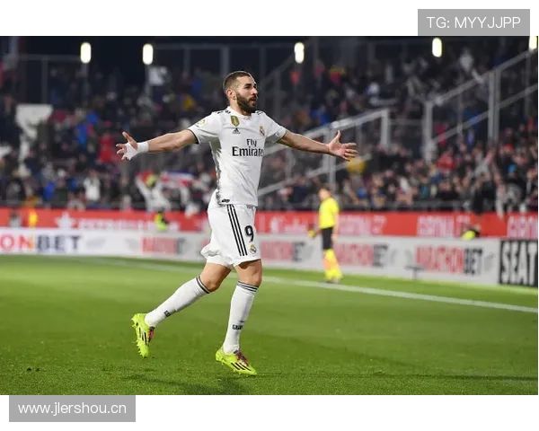 本泽马：从团队球员到金球奖得主的荣誉跃迁解析