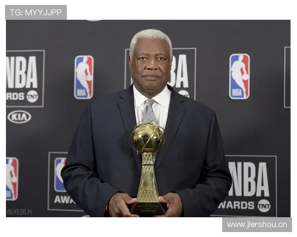 奥斯卡·罗伯特森关键时刻持球组织率领先队友，拉开进攻效率差距